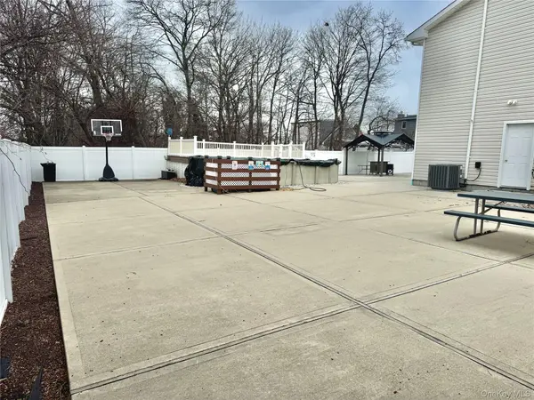 285 Daniel ST, Lindenhurst, NY 11757