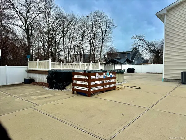 285 Daniel ST, Lindenhurst, NY 11757