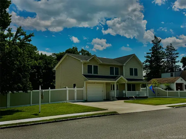 285 Daniel ST, Lindenhurst, NY 11757