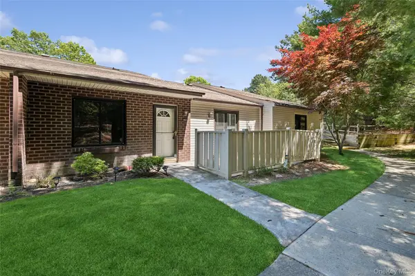 950 Skyline DR, Coram, NY 11727