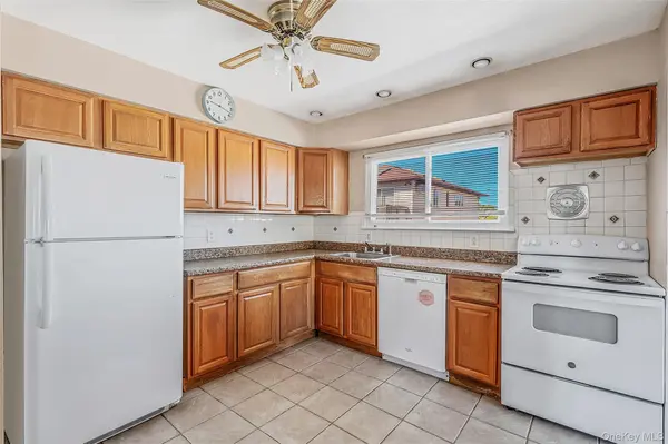 233 E Alhambra AVE, Lindenhurst, NY 11757