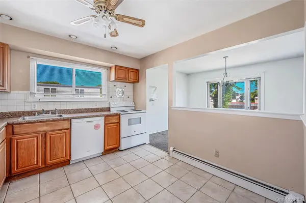 233 E Alhambra AVE, Lindenhurst, NY 11757