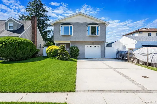233 E Alhambra AVE, Lindenhurst, NY 11757