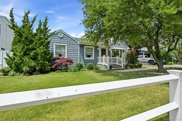 4 Bacon LN, Babylon, NY 11702