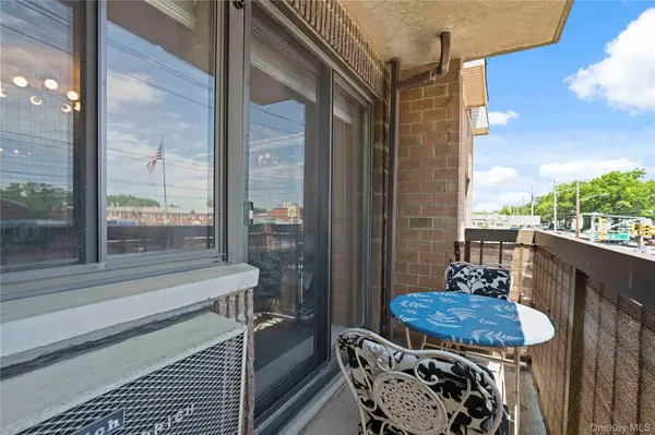 61-12 69th Street #2M, Middle Village, NY 11379