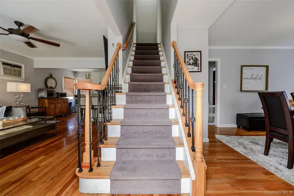 26 Rhode AVE, Merrick, NY 11566