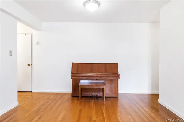 66-10 Thornton PL #2E, Rego Park, NY 11374