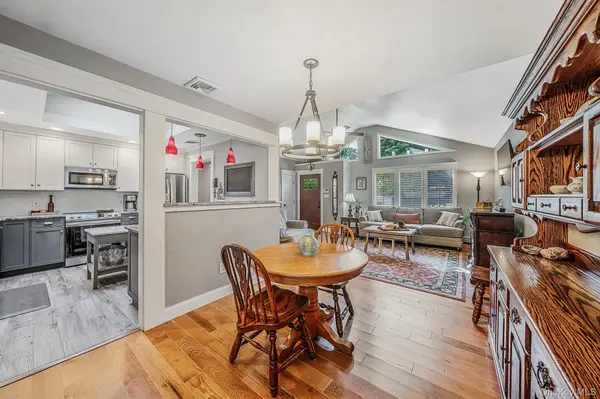 1 Honey LN, Miller Place, NY 11764