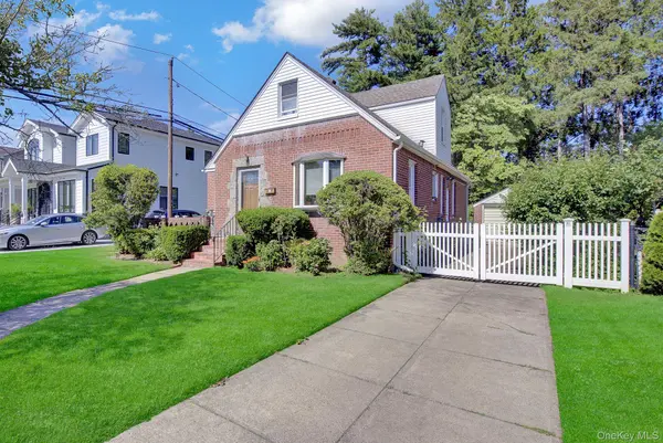 32 Celler AVE, New Hyde Park, NY 11040