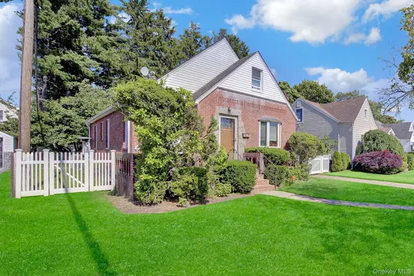 32 Celler AVE, New Hyde Park, NY 11040