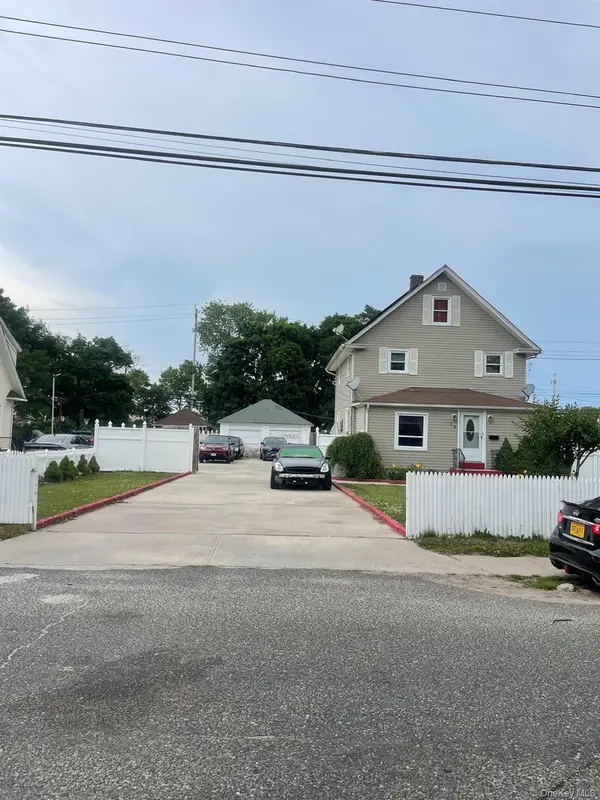 10 1st AVE, Central Islip, NY 11722