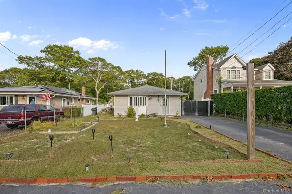 87 Biltmore DR, Mastic Beach, NY 11951