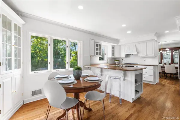 22 Potters LN, New Rochelle, NY 10805