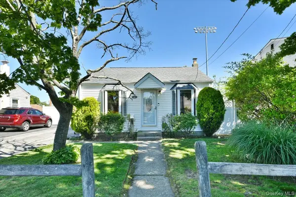 11 Glenda DR, West Babylon, NY 11704