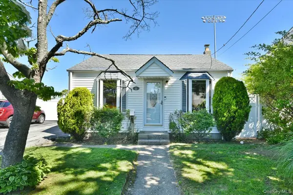 11 Glenda DR, West Babylon, NY 11704