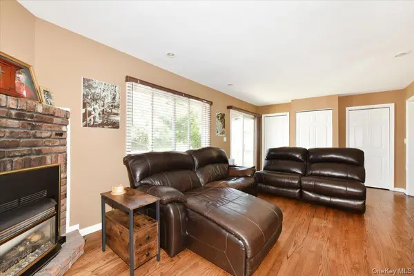 11 Glenda DR, West Babylon, NY 11704