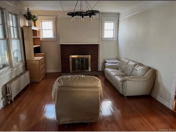 70 Staples ST, Farmingdale, NY 11735