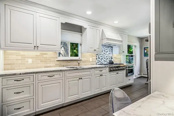 15 Joyce CT, Woodbury, NY 11797