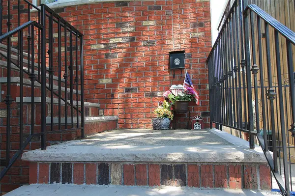 72-19 66th RD, Middle Village, NY 11379