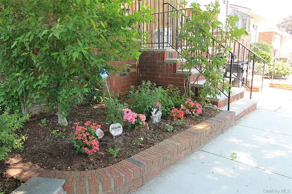 72-19 66th RD, Middle Village, NY 11379