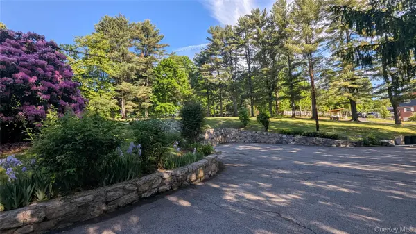 11 Dyckman DR, Mohegan Lake, NY 10547