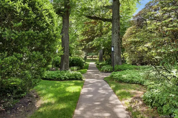 200 Lexington AVE #8B, Oyster Bay, NY 11771