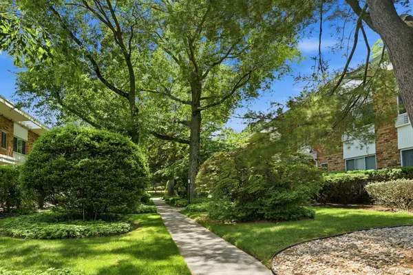 200 Lexington AVE #8B, Oyster Bay, NY 11771