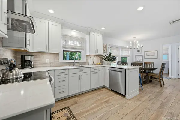 5 Crabapple CT, Mount Sinai, NY 11766