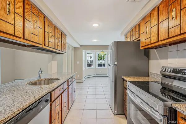 2 Barry LN, Mount Sinai, NY 11766