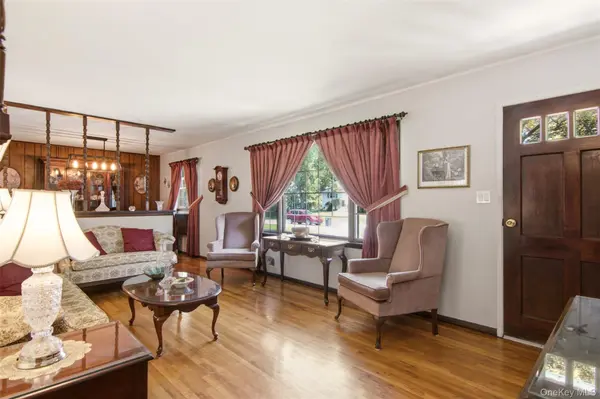 22 Berry LN, Centereach, NY 11720