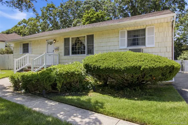 22 Berry LN, Centereach, NY 11720
