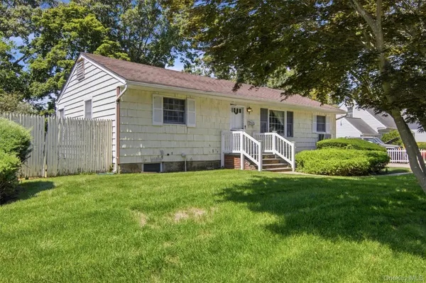 22 Berry LN, Centereach, NY 11720