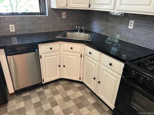 284 Sneden PL #284, Spring Valley, NY 10977