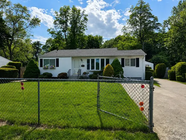 1614 N Gardiner DR, Bay Shore, NY 11706