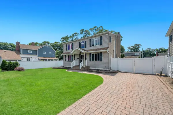 24 Worden PL, West Babylon, NY 11704
