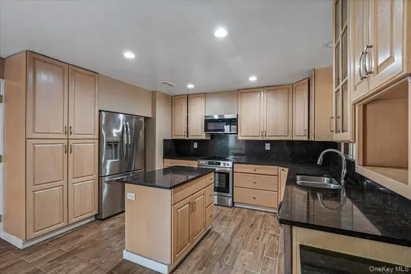 2 Maple Run DR, Jericho, NY 11753