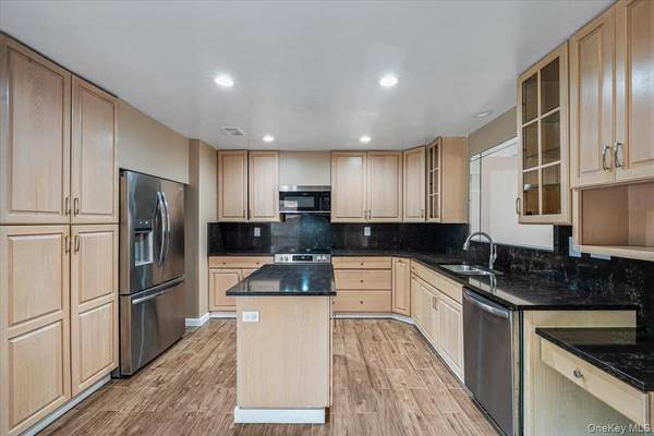 2 Maple Run DR, Jericho, NY 11753