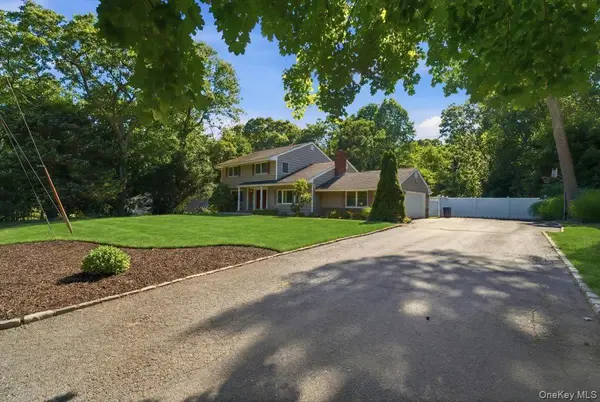 6 Redwood DR, Dix Hills, NY 11746