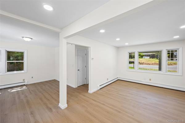 9 Phoenix RD, Rocky Point, NY 11778