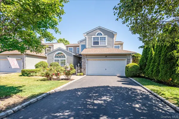10 Windwatch DR, Hauppauge, NY 11788