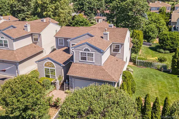 10 Windwatch DR, Hauppauge, NY 11788