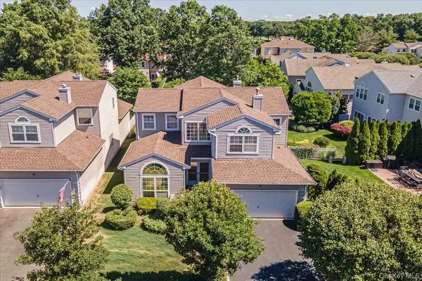 10 Windwatch DR, Hauppauge, NY 11788
