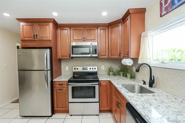 161 Arlyn DR, Massapequa, NY 11758