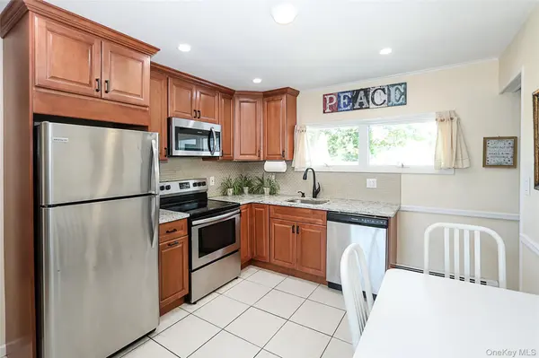 161 Arlyn DR, Massapequa, NY 11758