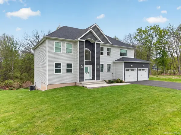 66 Pin Oak DR, New Windsor, NY 12553