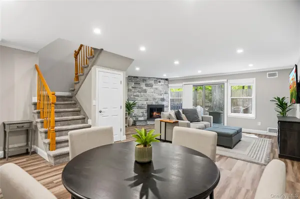 5 Pond PATH #13, Woodbury, NY 11797