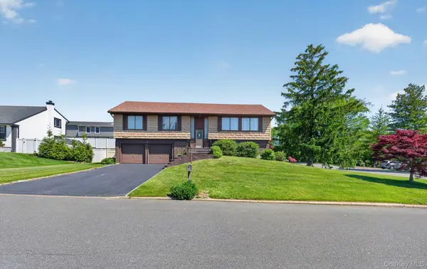 19 Branding Iron LN, Glen Cove, NY 11542