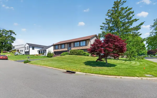 19 Branding Iron LN, Glen Cove, NY 11542