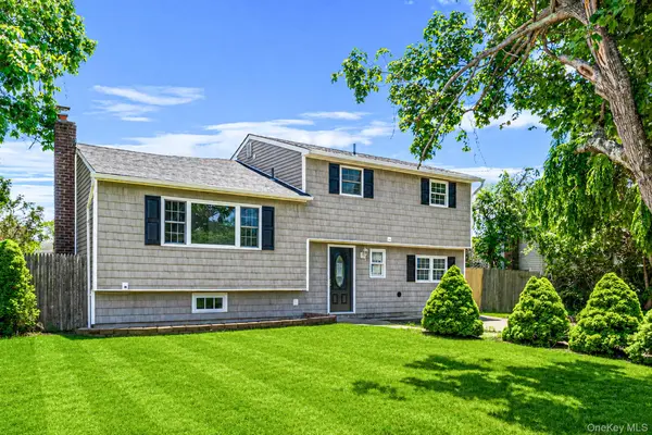 18 Lark DR, Centereach, NY 11720