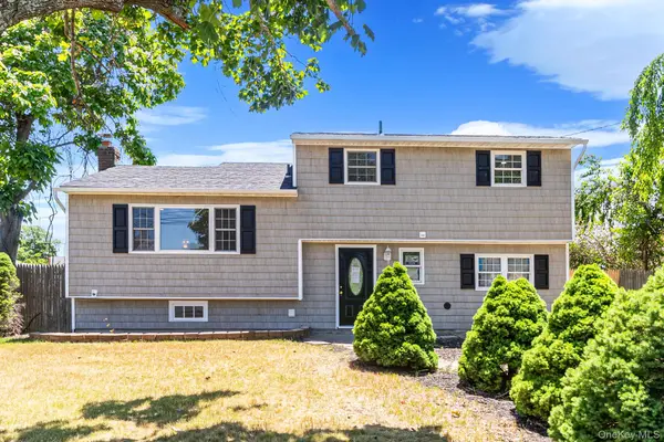18 Lark DR, Centereach, NY 11720